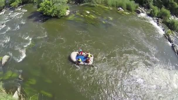 Лодка с туристами на реке. Вид сверху с воздуха на команду по рафтингу — стоковое видео