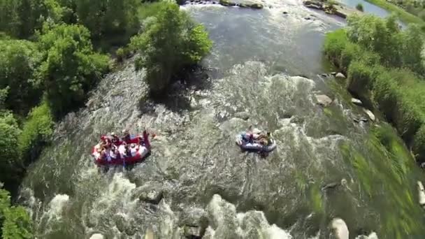 Barco com turistas no rio. Vista aérea superior da equipe de rafting — Vídeo de Stock