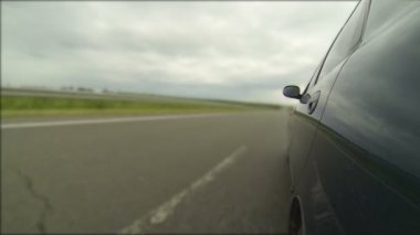 Yol ve araba sol tarafında görüntüleyin. Zaman atlamalı
