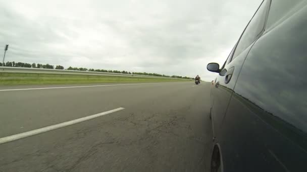 Går bilen på minst en kolumn för motorcyklister — Stockvideo