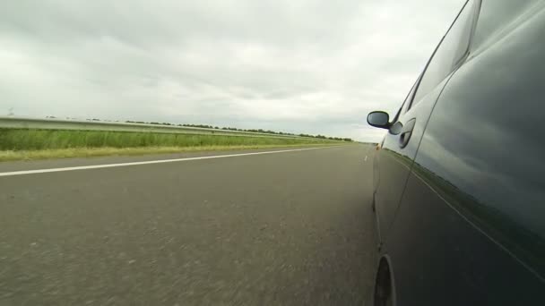Дорога с автомобилем и вид слева . — стоковое видео
