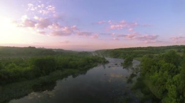 Pembe bulutlar dağ Nehri. Hava