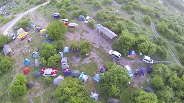 Toeristische camp met tenten van hoogte. Luchtfoto — Stockvideo