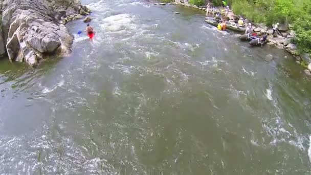 Man op rode kajak in de rivier berg. Raften team, luchtfoto. — Stockvideo