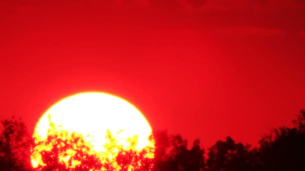 Велике сонце на заході сонця. Проміжок часу — стокове відео