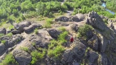 Kız uzun yürüyüşe çıkan kimse turist dağ üzerinde uçmak. Havadan görünümü