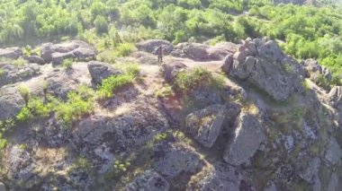 Kız uzun yürüyüşe çıkan kimse turist dağda yürüyüş. Havadan görünümü