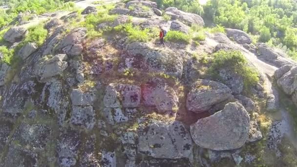 Volar sobre chica excursionista en la montaña. Vista aérea — Vídeos de Stock