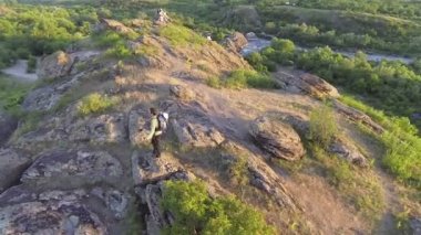 tepenin üstünde duran adam uzun yürüyüşe çıkan kimse turist etrafında sinek. Hava