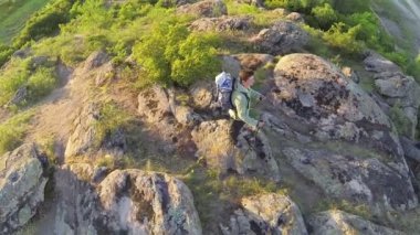 tepenin üstünde duran adam uzun yürüyüşe çıkan kimse turist üzerinde yavaş uçar. Hava