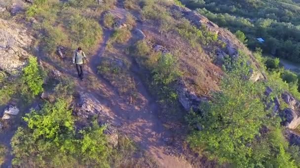 Muž tramp turistické chůze s holemi a batoh. antény — Stock video