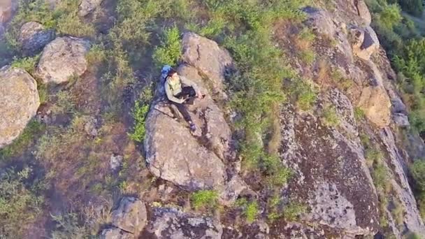 山の頂上で飛び回る男ハイカー観光と。空中 — ストック動画