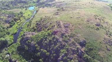 ağaçlar ile Kanyon üzerinden uçmak nehir. Hava Üstten Görünüm