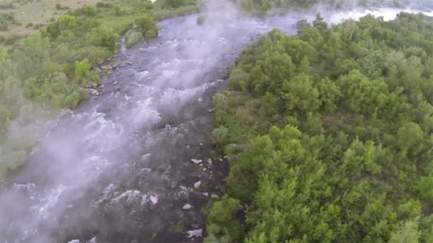 Paysage aérien avec rivière de montagne du soir et brouillard. Dessus aérien — Video