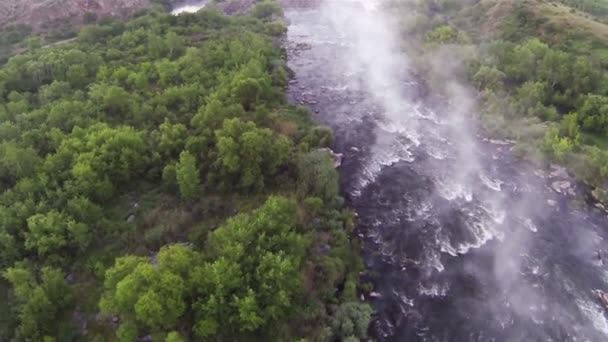 Paysage aérien avec rivière de montagne du soir et brouillard. Dessus aérien — Video