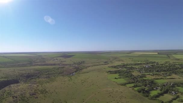 Panorama wsi w słoneczny dzień. widok z lotu ptaka — Wideo stockowe