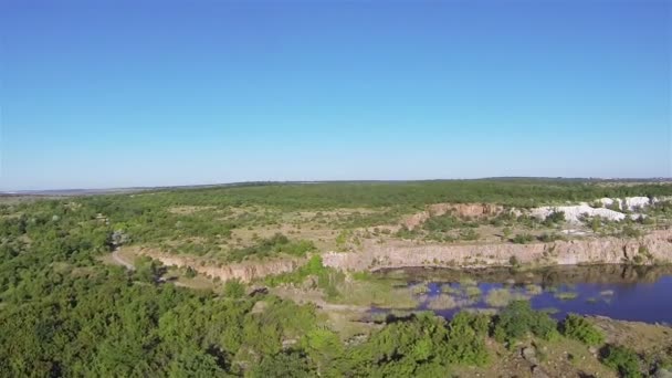 Meertje in oude put. Luchtfoto lage hoogte — Stockvideo