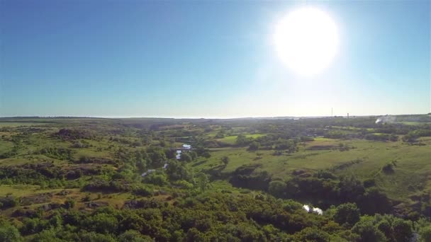 Landsbygdens landskap och solen. Aerial låg höjd — Stockvideo