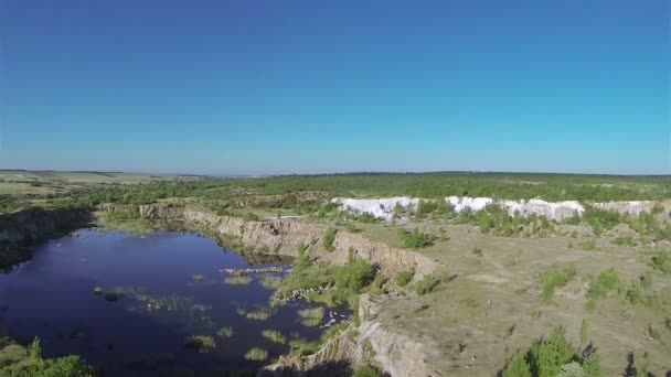 Pequeno lago no velho poço. Altura baixa aérea com volta — Vídeo de Stock