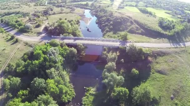 Most nad niewielką rzeką. antenowe — Wideo stockowe