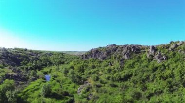 Panorama kayalar ile kanyon içinde sinek. Hava düşük yüksekliği