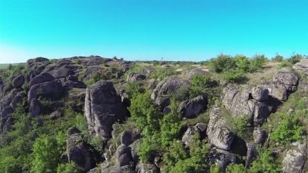 Krásné kameny v kaňonu. vzdušný nízké výšky s obrátit — Stock video