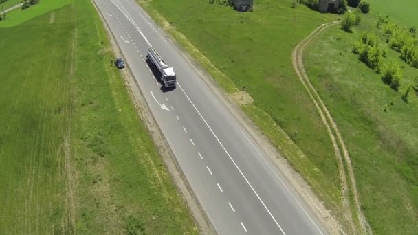 Motorväg med bilar scen. Antenn uppifrån — Stockvideo