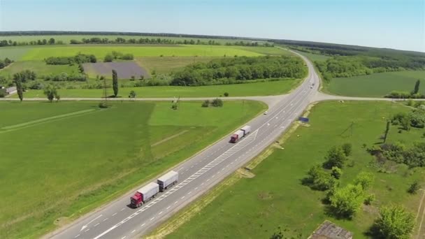 Snelweg in zomerdag met twee grote vrachtwagens. Luchtfoto panorama — Stockvideo