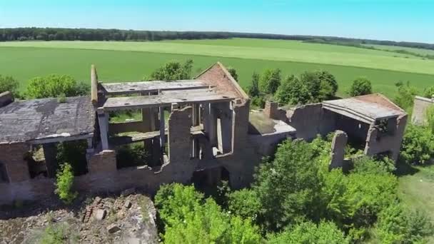 Przelot nad zniszczonym budynkami. Niska wysokość anteny — Wideo stockowe