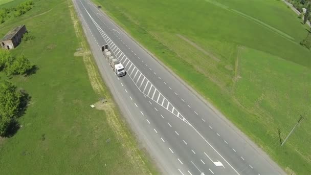 Camión con bloques de piedra jn carretera. Panorama aéreo — Vídeos de Stock