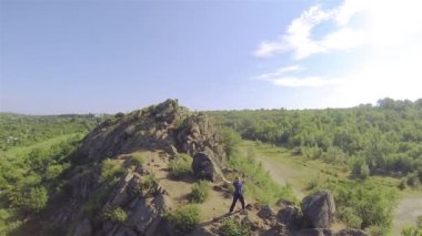 Adam turist Dağı'nda ayağa kaldırdı elleriyle. Hava