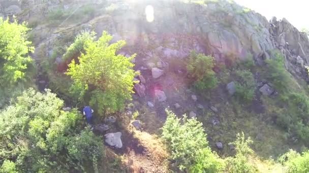 Man toeristische gaat op berg. Luchtfoto bovenaanzicht — Stockvideo