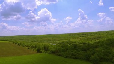 Panorama Gölü ile yeşil alan üzerinde uçmak. Hava