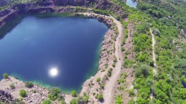 Göl üzerinde uçuşta güneş yansıması ile çukur