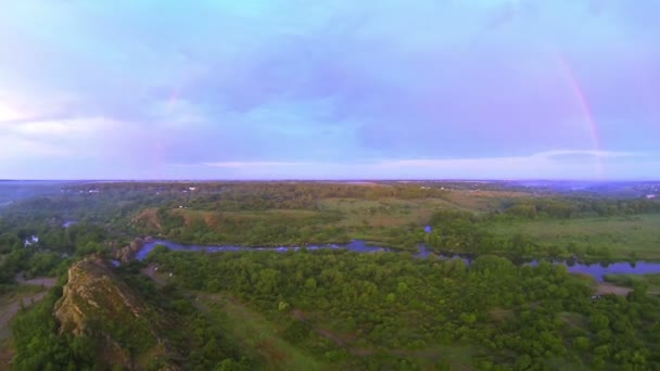 Panorama over de rivier en regenboog in de lucht vliegen. Luchtfoto — Stockvideo