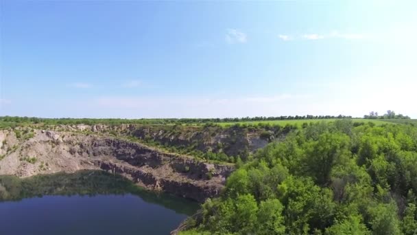 Voo sobre Lake em pit. Aerial 50 segundos atirar — Vídeo de Stock