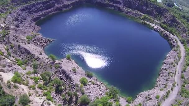 Reflejo del sol en el agua del lago. Disparo lateral aéreo — Vídeos de Stock