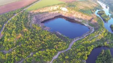 Çukur ve nehir anten göl üzerinde uçuş üst panorama