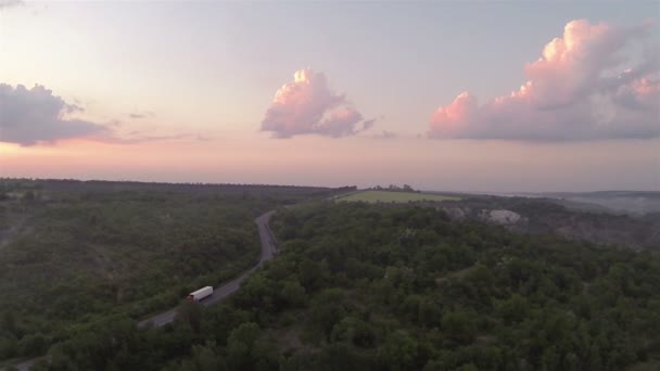 Camion avec lumière sur la route tôt le matin. Aérien — Video