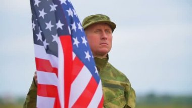 Asker stand Amerikan bayrağı ile hareket etmeden. Yüzünü kapat. Ağır çekim sahne