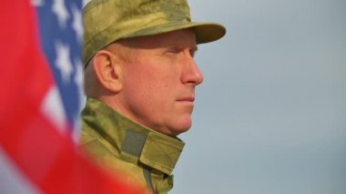 Asker stand Amerikan bayrağı ile hareket etmeden. Yüzünü kapat. Ağır çekim sahne