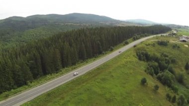 Dağ yolundan araçlarda. Hava