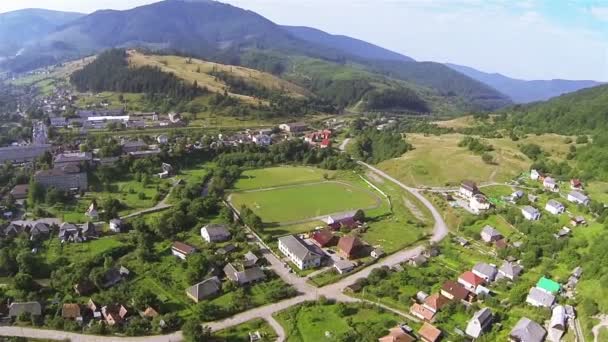 Pequeña ciudad en las montañas. Antena — Vídeo de stock