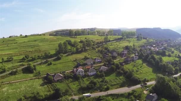 Autos auf der Bergstraße. Antenne — Stockvideo