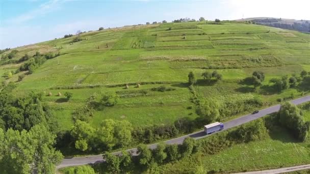 Car lorry on  mountain road. Aerial — Stock Video