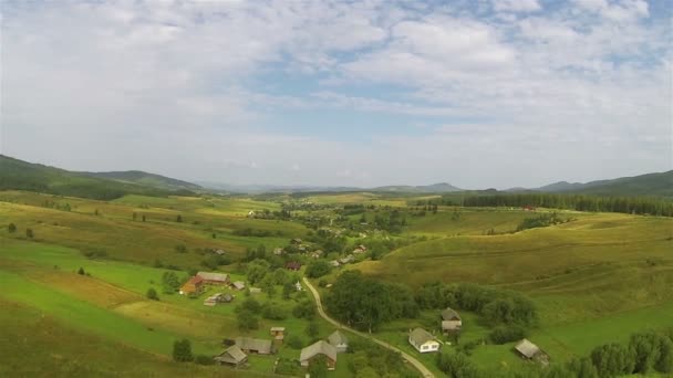 Villaggio ai Carpazi ucraini montagne. Colpo aereo — Video Stock