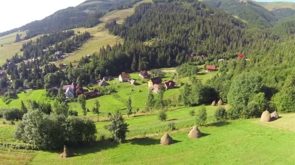 Vesnice v ukrajinských Karpatech hor a přírody. Vzdušný zadní moucha — Stock video