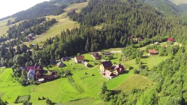 Dorf in den ukrainischen Karpaten Berge und Natur. Antenne — Stockvideo