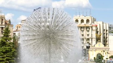 Çeşme şehir sokak üzerinde bir küre şeklinde. Ukrayna, Khreshchatyk'a st., Ağustos, 2015. Ağır çekim 100 Fps