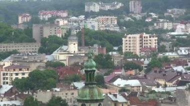 Eski Avrupa şehri Lviv Ukrayna üzerinden yukarıdaki binaların. Pal zum vurdu